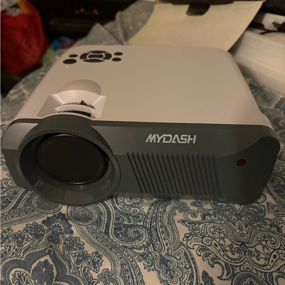 MYDASH Mini HD Projector - Picture 4 of 5